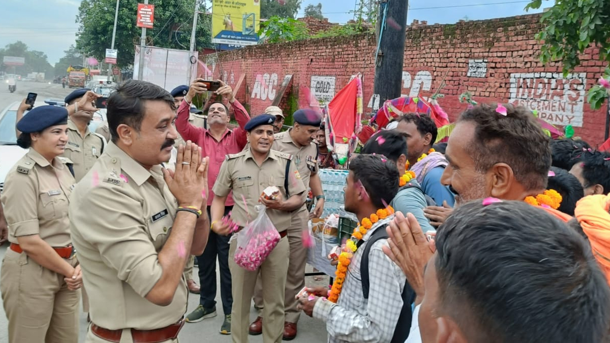 Kanwar Yatra : कांवड़ मेले में SSP देहरादून का अनोखा स्वागत, फूल-मालाओं से जीता श्रद्धालुओं का दिल