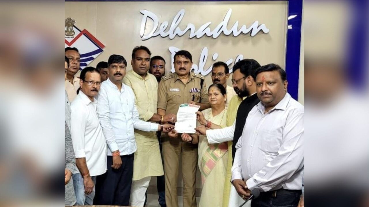 Dehradun News : उत्तराखंड में CM बदलने की अफवाह फैलाने वालों पर पुलिस का बड़ा एक्शन, दर्ज हुए मुकदमे